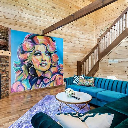 Smokiesboutiquecabins Would Love To Host You At Dolly'S Cute Cabin! 4 Suites With Private Bathrooms - Hot Tub, Fire Pit, Game Room, Resort Pool Open Memorial Day Through Labor Day! Gatlinburg Exterior foto