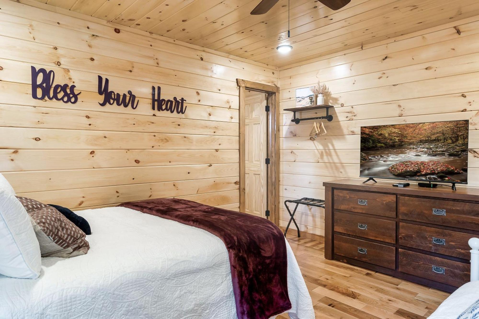 Smokiesboutiquecabins Would Love To Host You At Dolly'S Cute Cabin! 4 Suites With Private Bathrooms - Hot Tub, Fire Pit, Game Room, Resort Pool Open Memorial Day Through Labor Day! Gatlinburg Exterior foto