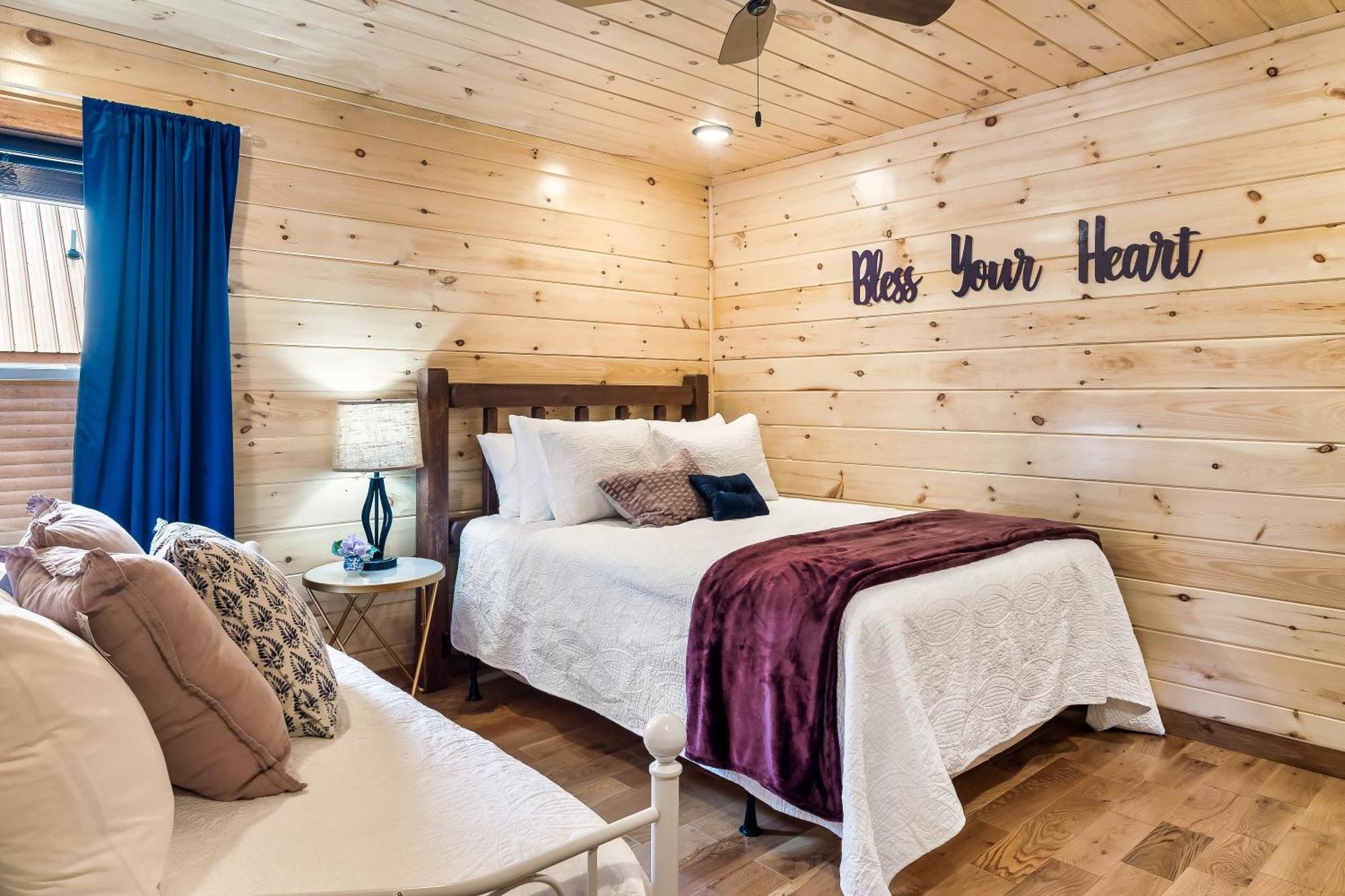 Smokiesboutiquecabins Would Love To Host You At Dolly'S Cute Cabin! 4 Suites With Private Bathrooms - Hot Tub, Fire Pit, Game Room, Resort Pool Open Memorial Day Through Labor Day! Gatlinburg Exterior foto