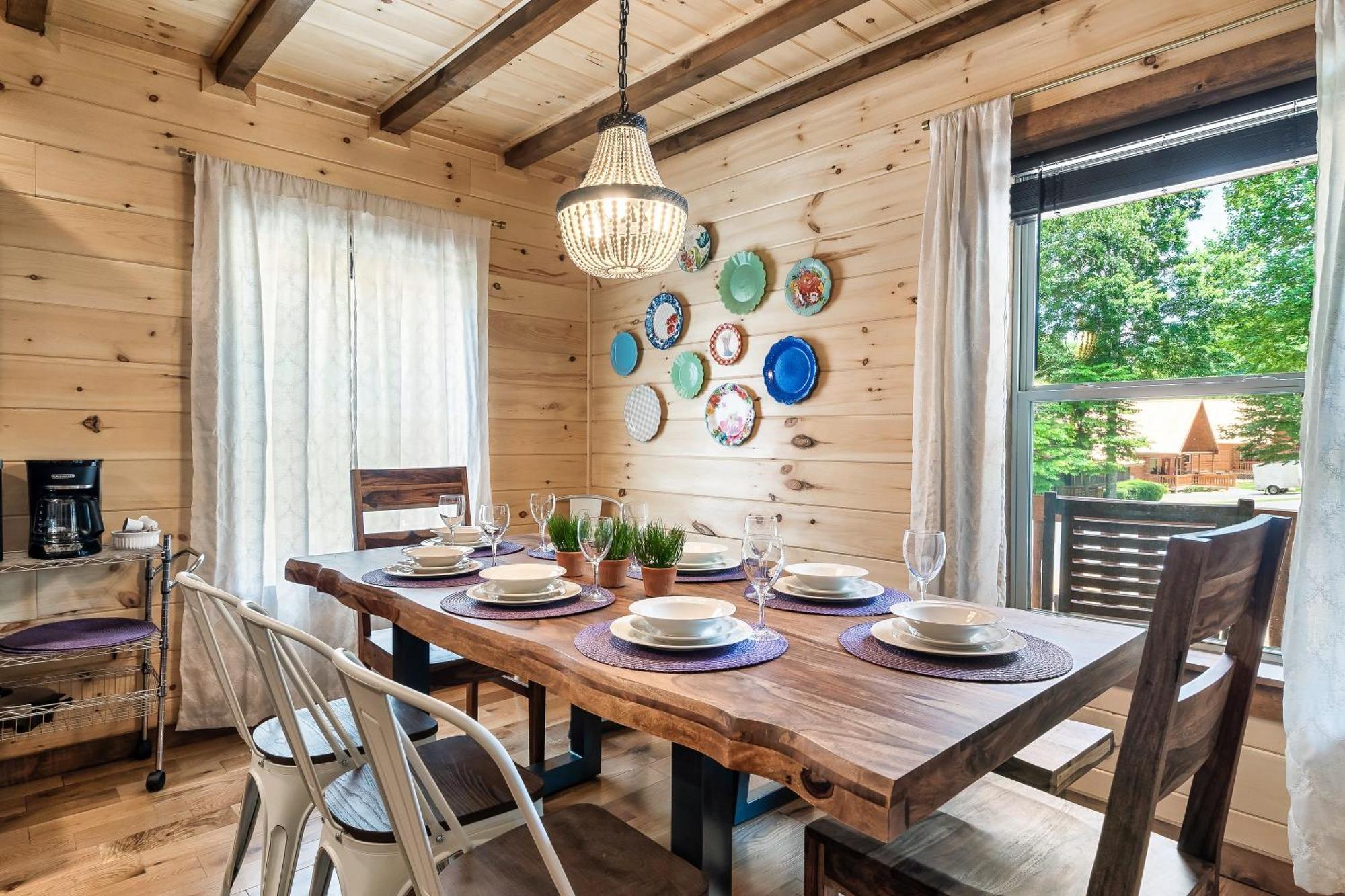 Smokiesboutiquecabins Would Love To Host You At Dolly'S Cute Cabin! 4 Suites With Private Bathrooms - Hot Tub, Fire Pit, Game Room, Resort Pool Open Memorial Day Through Labor Day! Gatlinburg Exterior foto