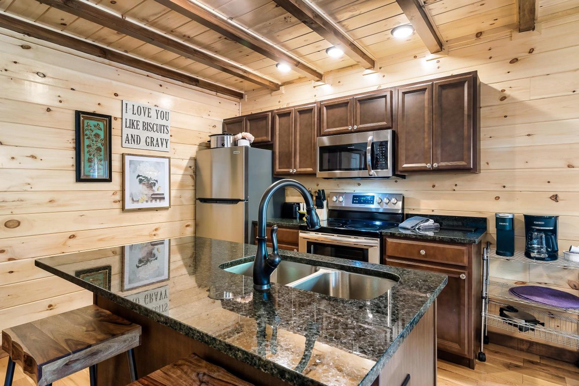 Smokiesboutiquecabins Would Love To Host You At Dolly'S Cute Cabin! 4 Suites With Private Bathrooms - Hot Tub, Fire Pit, Game Room, Resort Pool Open Memorial Day Through Labor Day! Gatlinburg Exterior foto