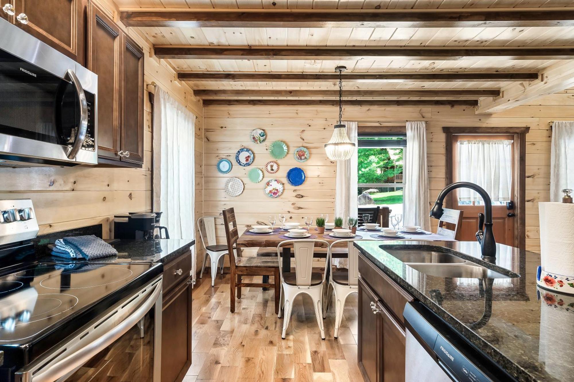 Smokiesboutiquecabins Would Love To Host You At Dolly'S Cute Cabin! 4 Suites With Private Bathrooms - Hot Tub, Fire Pit, Game Room, Resort Pool Open Memorial Day Through Labor Day! Gatlinburg Exterior foto
