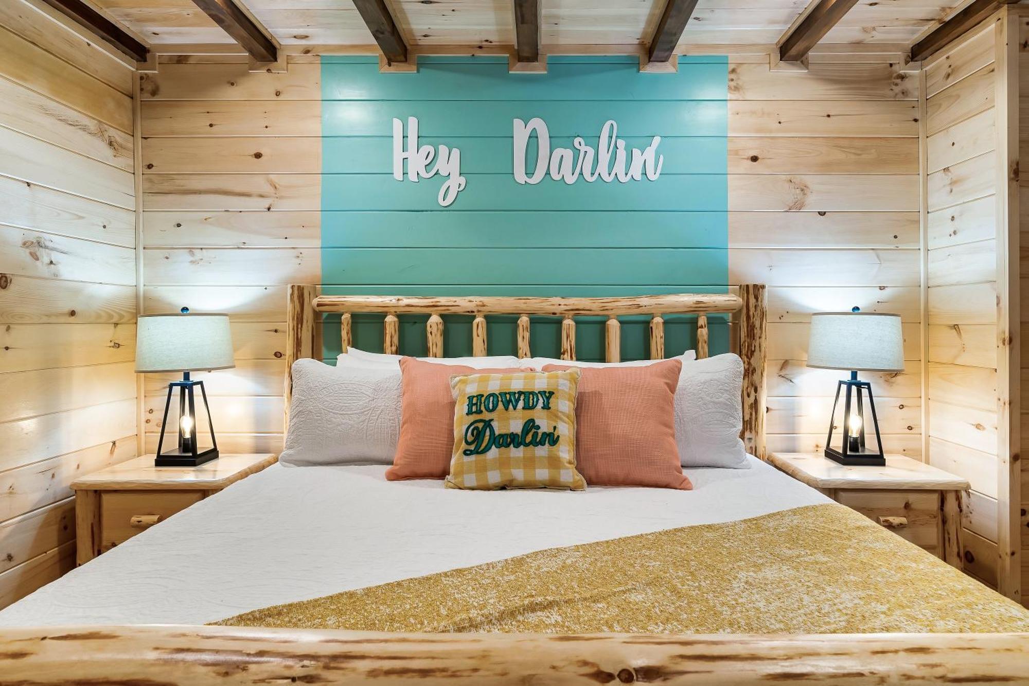 Smokiesboutiquecabins Would Love To Host You At Dolly'S Cute Cabin! 4 Suites With Private Bathrooms - Hot Tub, Fire Pit, Game Room, Resort Pool Open Memorial Day Through Labor Day! Gatlinburg Exterior foto