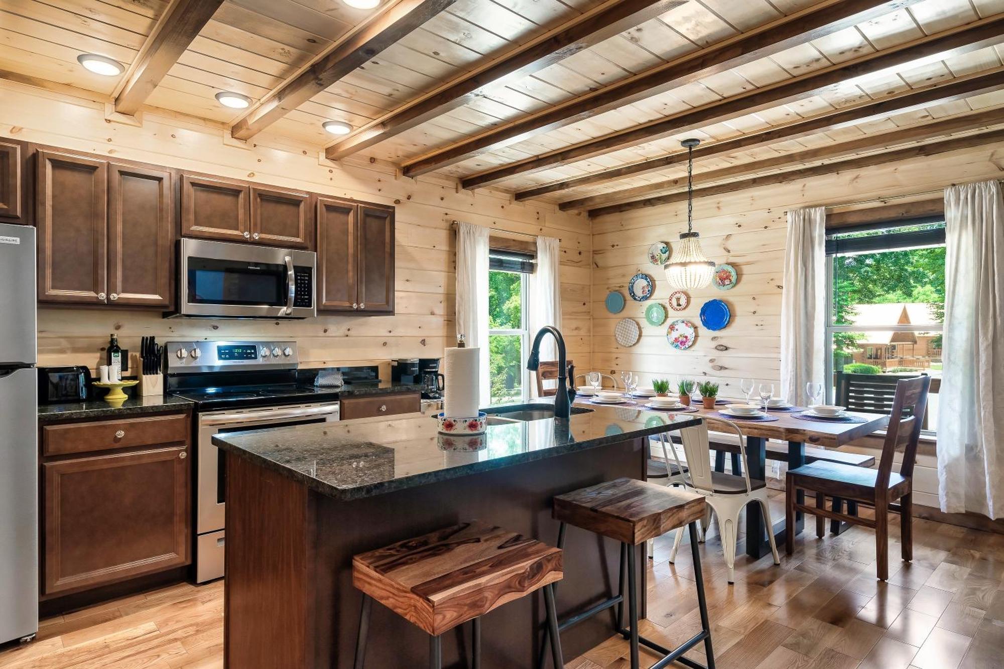 Smokiesboutiquecabins Would Love To Host You At Dolly'S Cute Cabin! 4 Suites With Private Bathrooms - Hot Tub, Fire Pit, Game Room, Resort Pool Open Memorial Day Through Labor Day! Gatlinburg Exterior foto