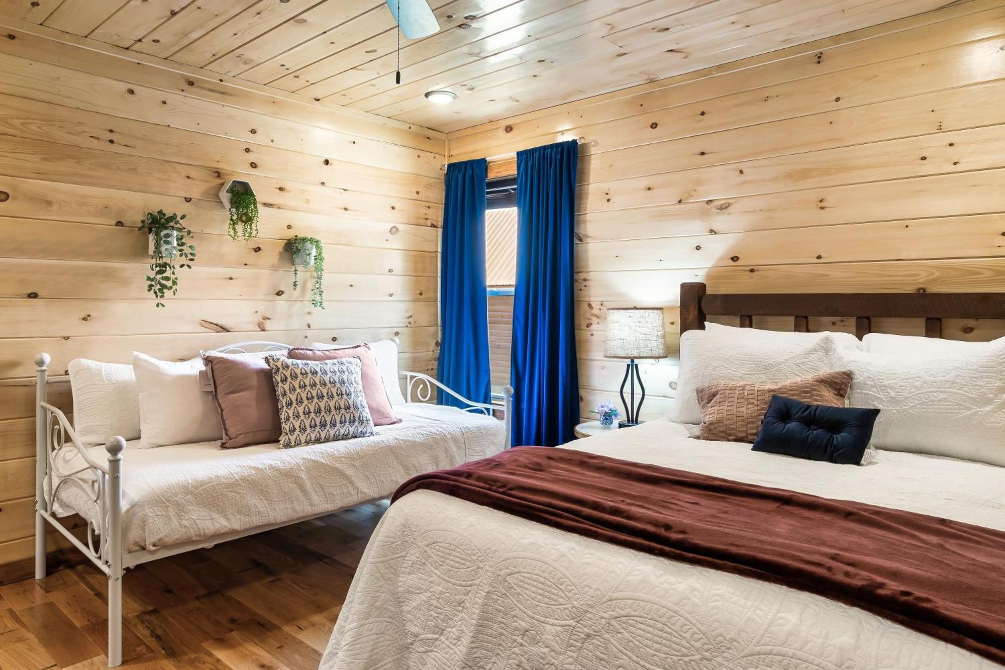 Smokiesboutiquecabins Would Love To Host You At Dolly'S Cute Cabin! 4 Suites With Private Bathrooms - Hot Tub, Fire Pit, Game Room, Resort Pool Open Memorial Day Through Labor Day! Gatlinburg Exterior foto