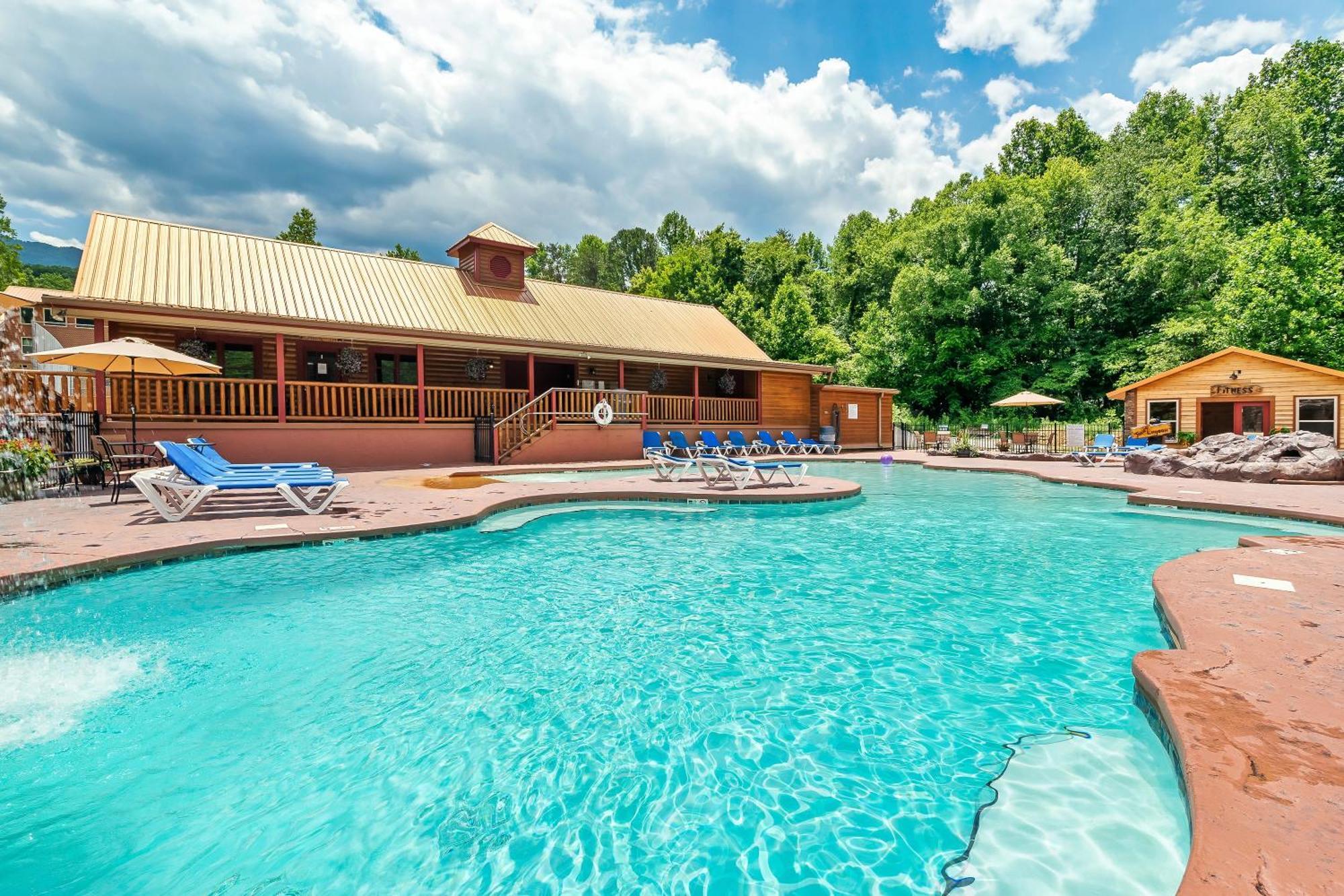 Smokiesboutiquecabins Would Love To Host You At Dolly'S Cute Cabin! 4 Suites With Private Bathrooms - Hot Tub, Fire Pit, Game Room, Resort Pool Open Memorial Day Through Labor Day! Gatlinburg Exterior foto