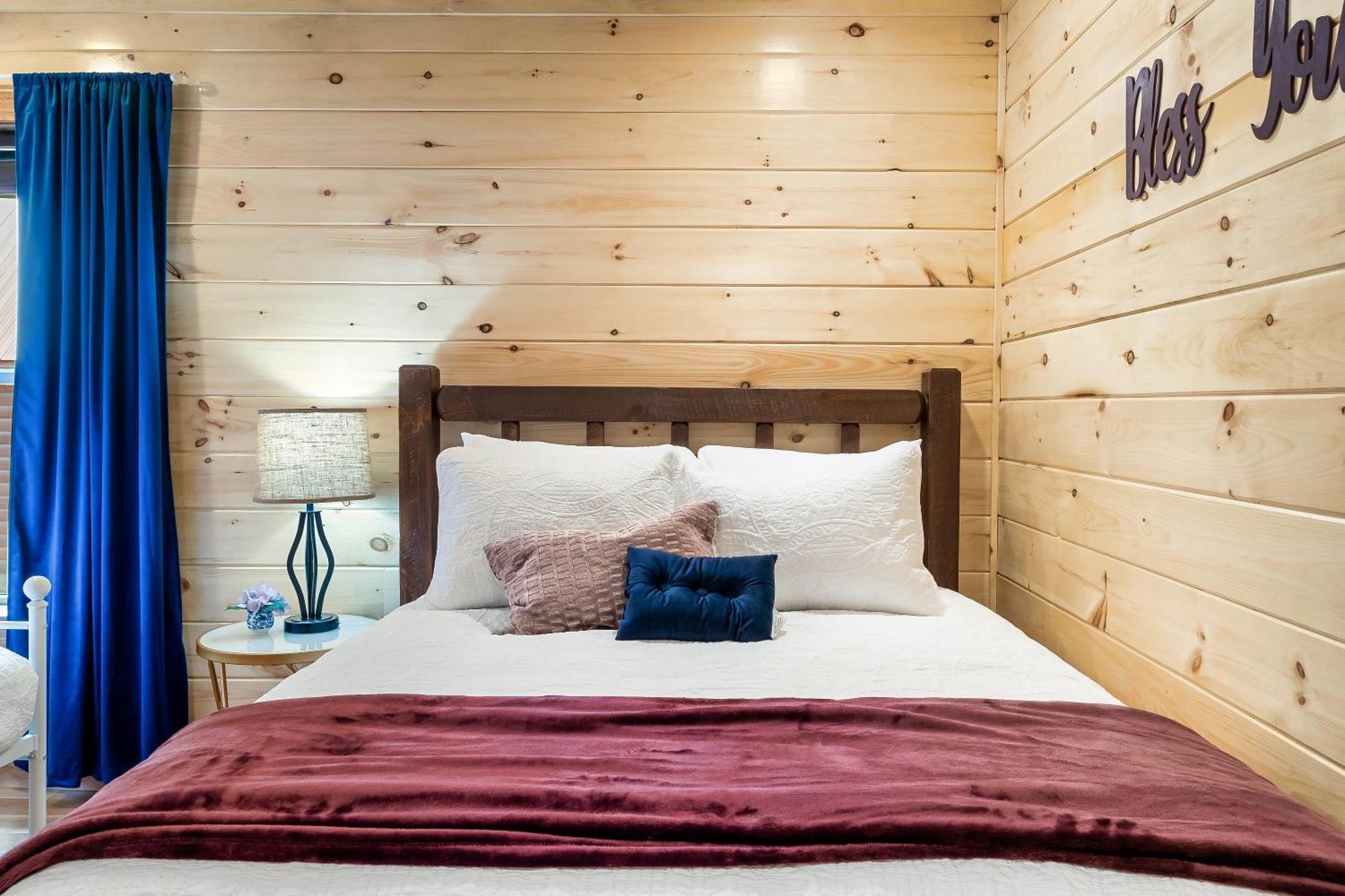 Smokiesboutiquecabins Would Love To Host You At Dolly'S Cute Cabin! 4 Suites With Private Bathrooms - Hot Tub, Fire Pit, Game Room, Resort Pool Open Memorial Day Through Labor Day! Gatlinburg Exterior foto