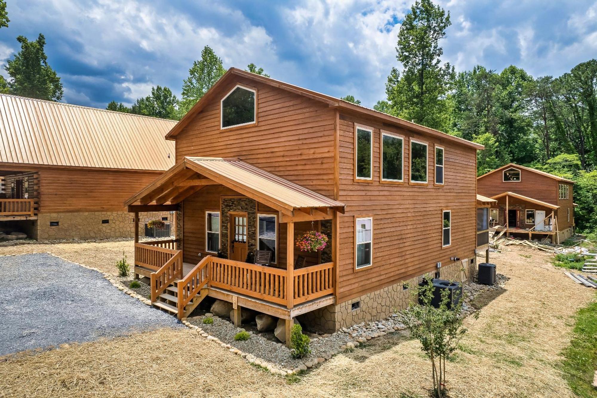 Smokiesboutiquecabins Would Love To Host You At Dolly'S Cute Cabin! 4 Suites With Private Bathrooms - Hot Tub, Fire Pit, Game Room, Resort Pool Open Memorial Day Through Labor Day! Gatlinburg Exterior foto