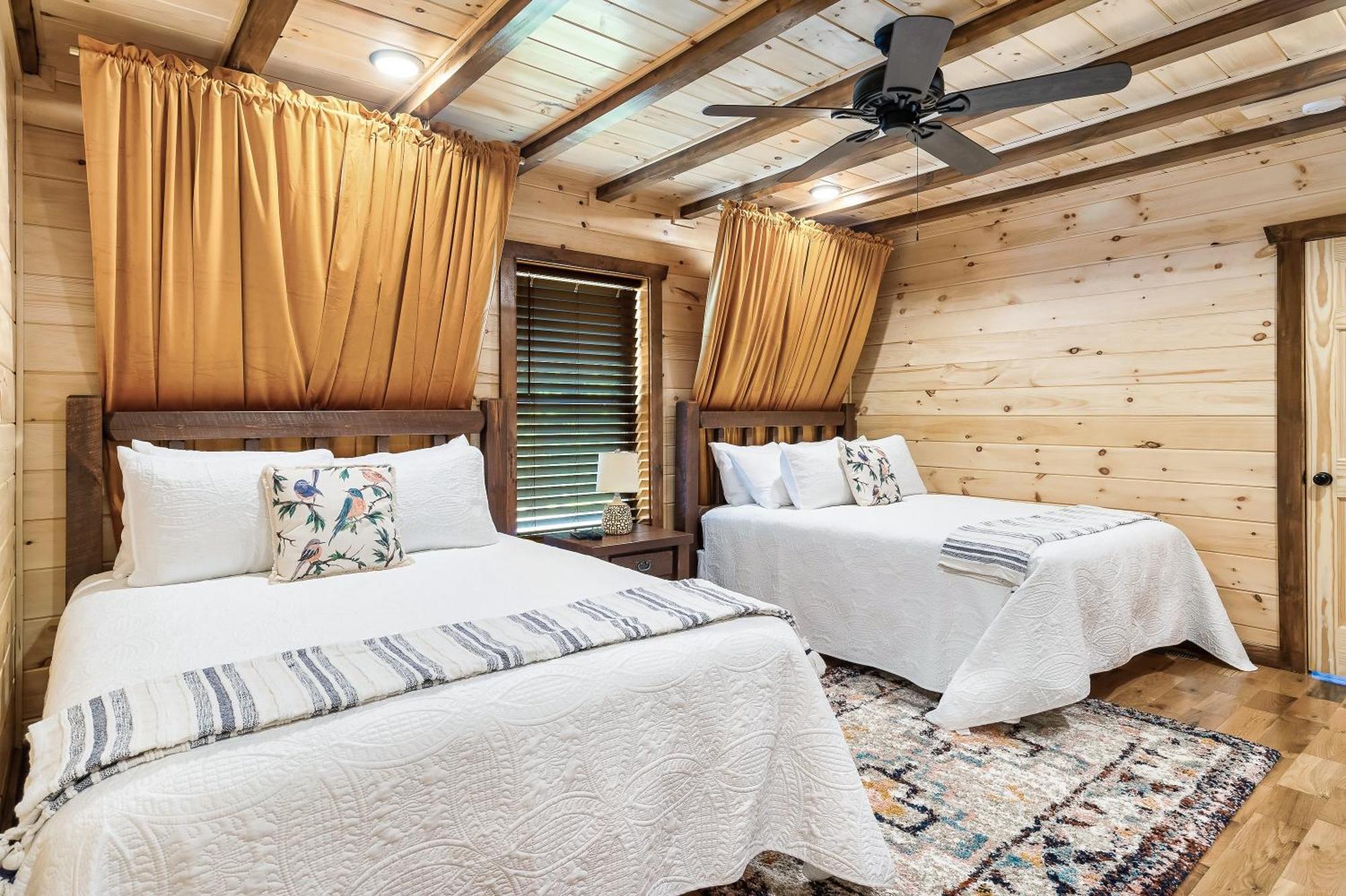 Smokiesboutiquecabins Would Love To Host You At Dolly'S Cute Cabin! 4 Suites With Private Bathrooms - Hot Tub, Fire Pit, Game Room, Resort Pool Open Memorial Day Through Labor Day! Gatlinburg Exterior foto