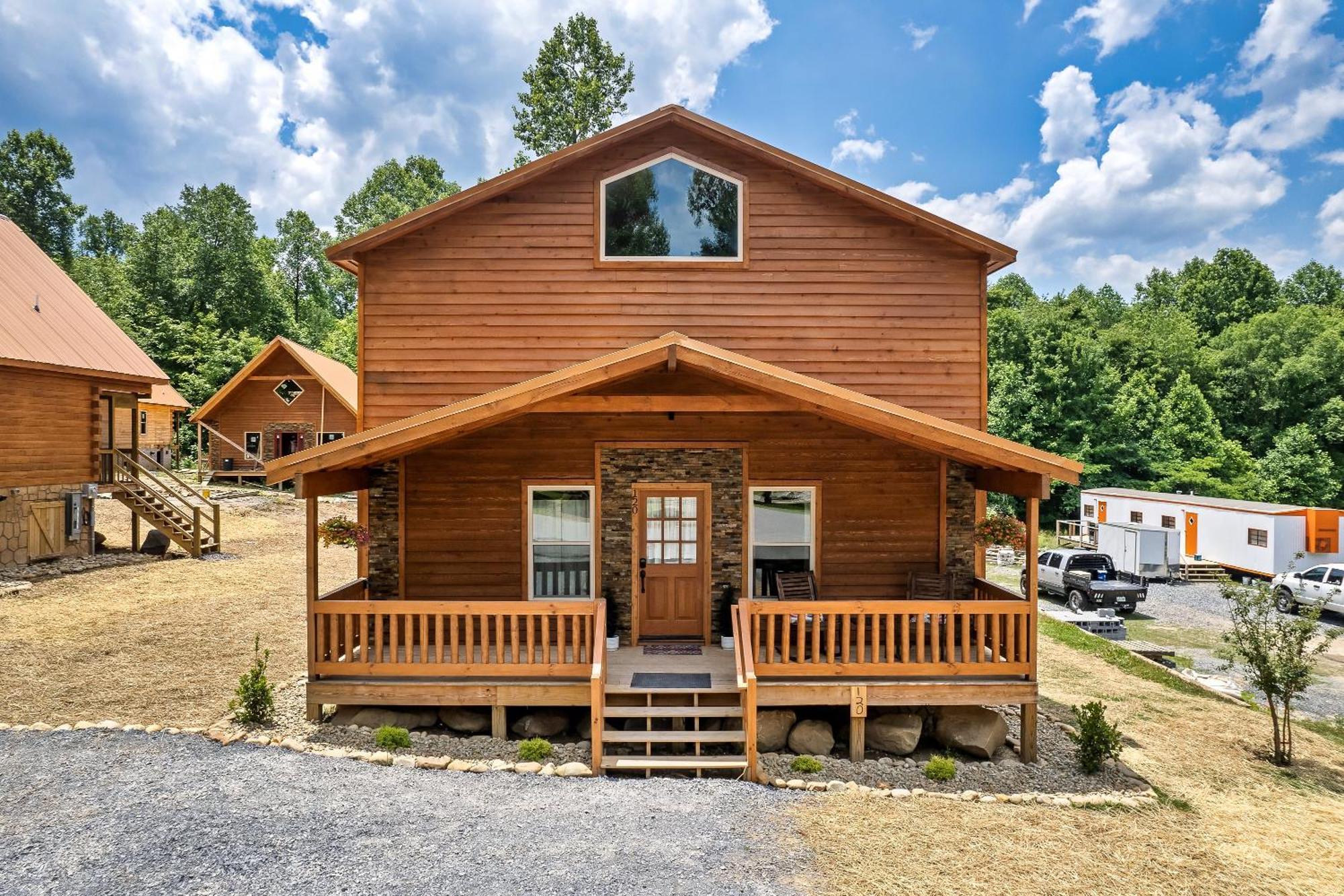 Smokiesboutiquecabins Would Love To Host You At Dolly'S Cute Cabin! 4 Suites With Private Bathrooms - Hot Tub, Fire Pit, Game Room, Resort Pool Open Memorial Day Through Labor Day! Gatlinburg Exterior foto