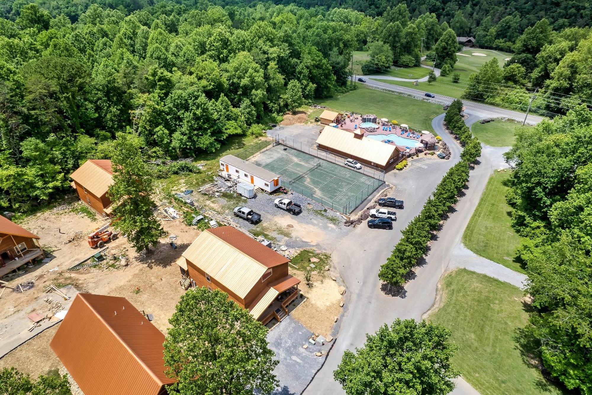 Smokiesboutiquecabins Would Love To Host You At Dolly'S Cute Cabin! 4 Suites With Private Bathrooms - Hot Tub, Fire Pit, Game Room, Resort Pool Open Memorial Day Through Labor Day! Gatlinburg Exterior foto