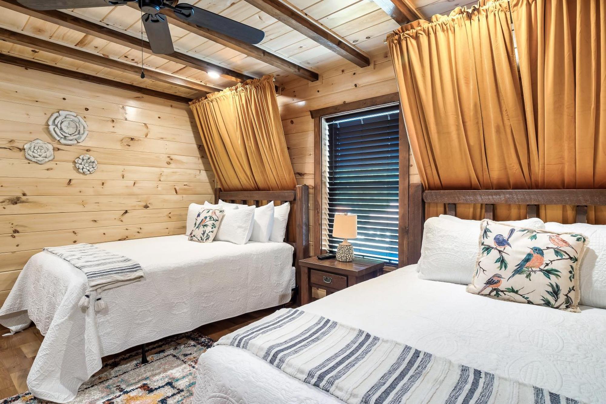 Smokiesboutiquecabins Would Love To Host You At Dolly'S Cute Cabin! 4 Suites With Private Bathrooms - Hot Tub, Fire Pit, Game Room, Resort Pool Open Memorial Day Through Labor Day! Gatlinburg Exterior foto
