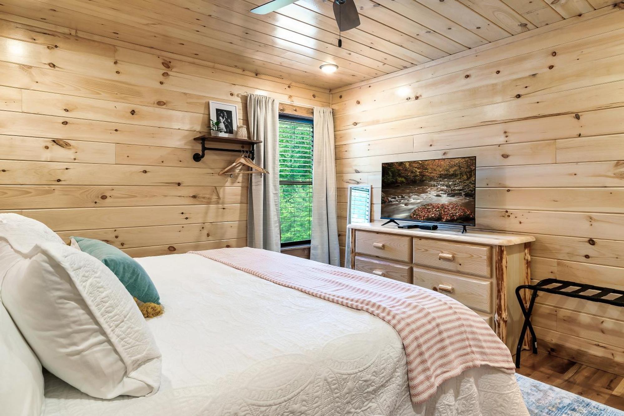 Smokiesboutiquecabins Would Love To Host You At Dolly'S Cute Cabin! 4 Suites With Private Bathrooms - Hot Tub, Fire Pit, Game Room, Resort Pool Open Memorial Day Through Labor Day! Gatlinburg Exterior foto