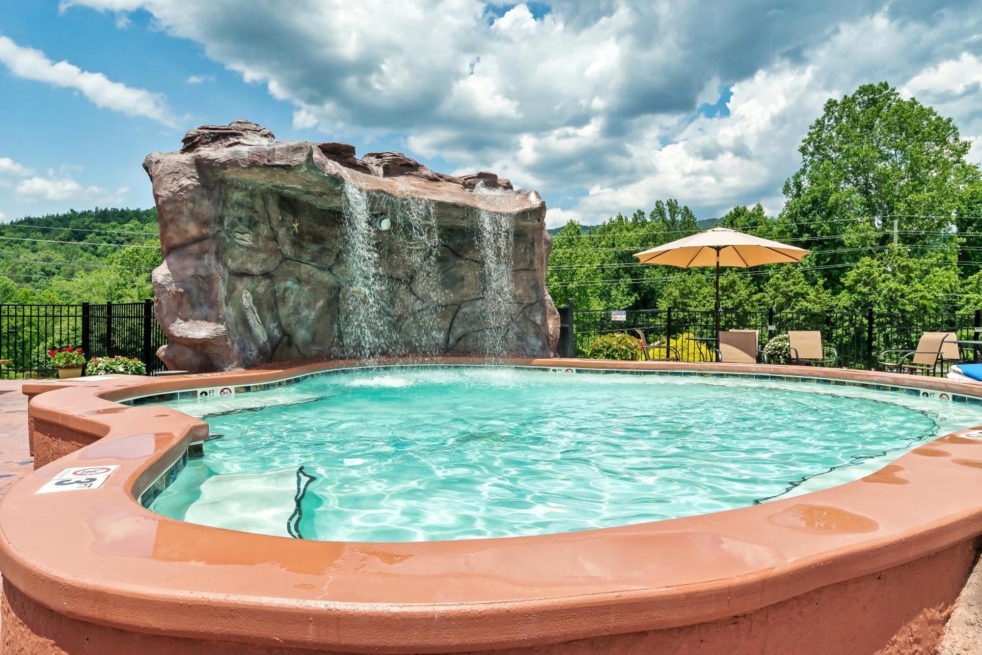 Smokiesboutiquecabins Would Love To Host You At Dolly'S Cute Cabin! 4 Suites With Private Bathrooms - Hot Tub, Fire Pit, Game Room, Resort Pool Open Memorial Day Through Labor Day! Gatlinburg Exterior foto